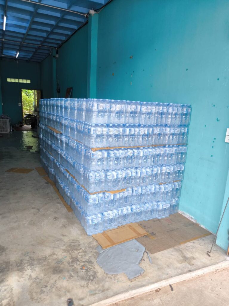ภาพรถส่งน้ำดื่มกำลังจัดส่งสินค้าให้ร้านค้าส่งในร้อยเอ็ด