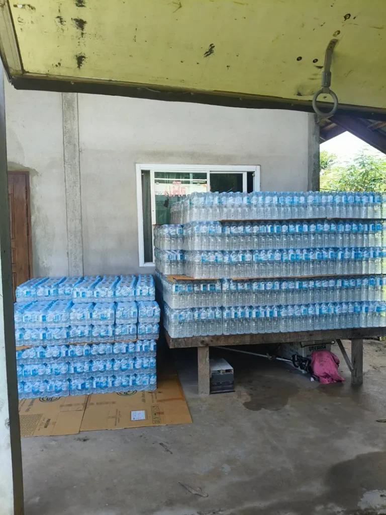 บริการ ส่งน้ำดื่ม มข กังสดาล - หลัง มข. น้ำดื่มราคาส่ง ส่งไวถึงหอพักและร้านอาหาร 17 พนักงานตรวจสอบคุณภาพน้ำดื่มแบบแพ็คก่อนจัดส่ง