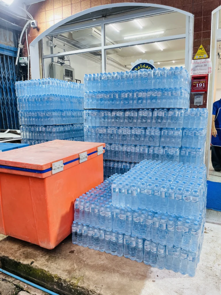 บริการส่งน้ำดื่ม TT Water พื้นที่ อ.เมืองกาฬสินธุ์ 18 แพ็คน้ำดื่มขวดใสพร้อมดื่มสำหรับห้องประชุม