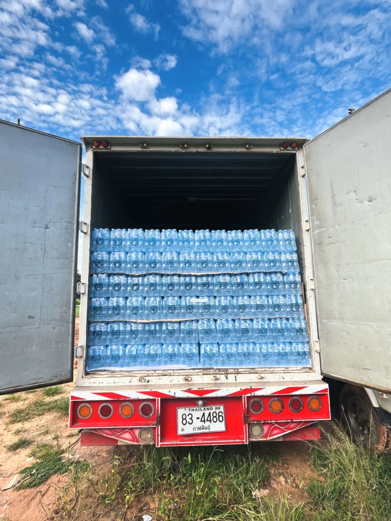 บริการส่งน้ำดื่ม TT Water พื้นที่ อ.เมืองกาฬสินธุ์ 16 พนักงานจัดส่งน้ำดื่มเข้าจุดเก็บในสำนักงาน